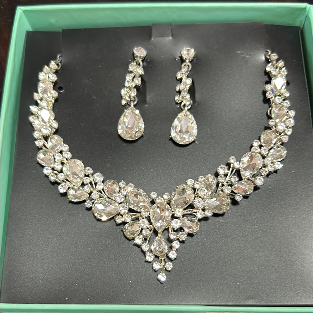 Elegant Silver tone Crystal /Rhinestone Necklace and Earring Set